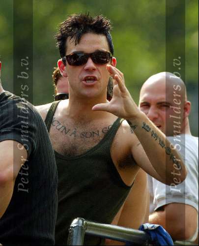 Amsterdam 15 juli 2003
Robbie Williams varen op boot in Amsterdam
Tatoeage