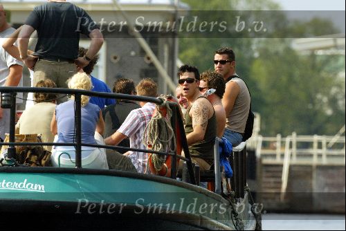 Amsterdam 15 juli 2003
Robbie Williams met tatoeage varend in de grachten van Amsterdam