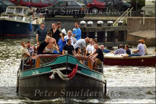 Amsterdam 15 juli 2003
Robbie Williams varen op boot in Amsterdam