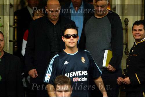 Amsterdam 18 juli 2003
Robbie Williams bij vertrek amstel hotel in real madrid shirt