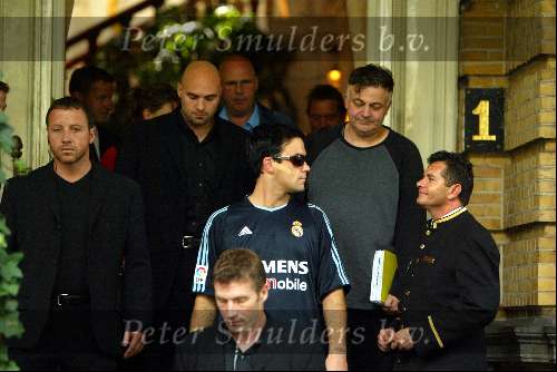 Amsterdam 18 juli 2003
Robbie Williams bij vertrek amstel hotel in real madrid shirt