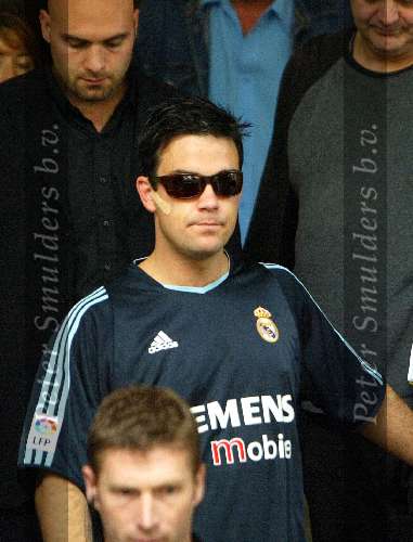 Amsterdam 18 juli 2003
Robbie Williams bij vertrek amstel hotel in real madrid shirt