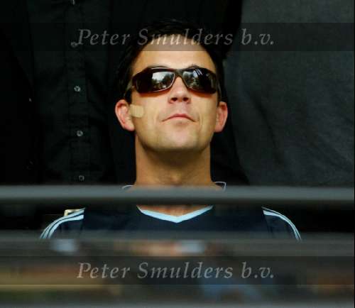 Amsterdam 18 juli 2003
Robbie Williams bij vertrek amstel hotel in real madrid shirt
