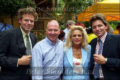 Wassenaar 8juli 2003
Nieuwe show in duinrell
Ronnie Tober met eigenaars duinrell