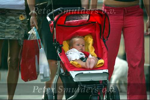 Amsterdam 21 juli 2003
Wendy v Dijk met Sem en vriendinnen op de pc hooftstraat