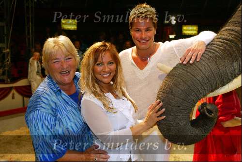 Amsterdam 8 juli 2003
premiere circus Renz bij de RAI
Tatjana en Nelly Fryda op olifant