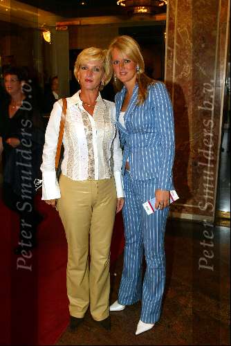 Amsterdam 2 juli 2003
premiere henk v d meyden in carre
Tineke Schouten met dochter