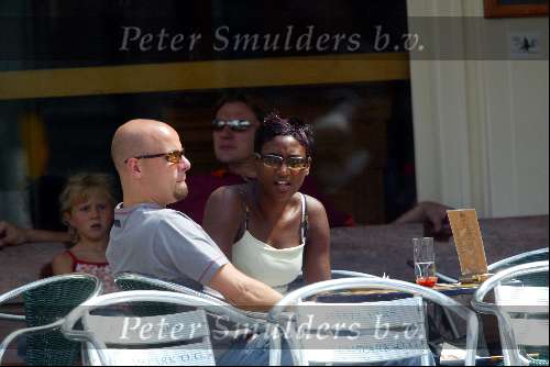Amsterdam 21 juli 2003
Edsilia Rombley en Tjeerd Oosterhuis op terras