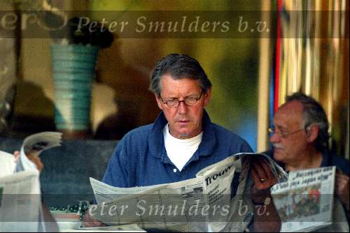 Amsterdam 16 juli 2003
Ursul de Geer leest krant op terras