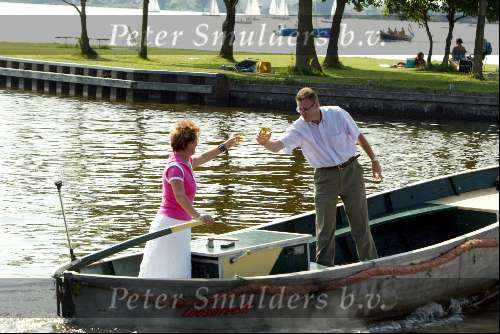 Loosdrecht 10 juli 2003
Vivian Boelen met een glaasje wijn op haar sloep