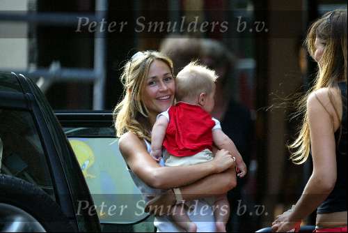 Amsterdam 21 juli 2003
Wendy v Dijk met Sem en vriendinnen op de pc hooftstraat