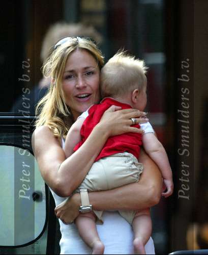 Amsterdam 21 juli 2003
Wendy v Dijk met Sem en vriendinnen op de pc hooftstraat