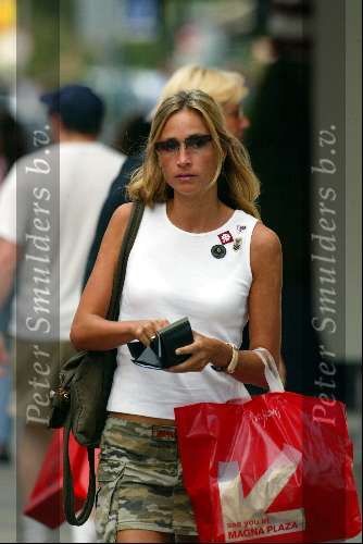 Amsterdam 21 juli 2003
Wendy v Dijk shoppend op de pc hooftstraat