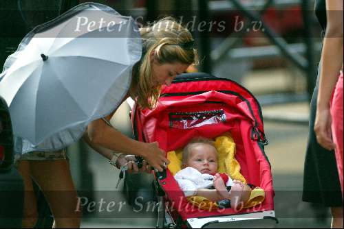 Amsterdam 21 juli 2003
Wendy v Dijk met Sem en vriendinnen op de pc hooftstraat