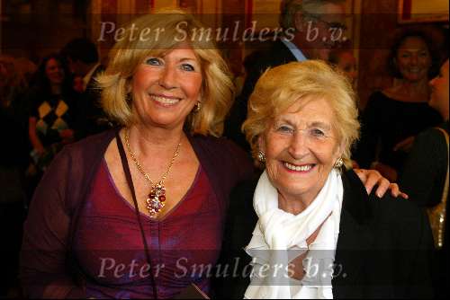 Amterdam 2 juli 2003
Premiere henk v d meyden in carre
Willeke Alberti met haar moeder Ria Alberti