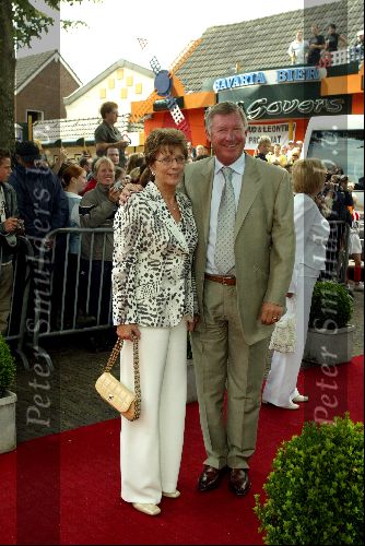 Heesch/Geffen Holland 10 Juli 2004
Trouwen Ruud v Nistelrooy met zijn Leontien
ALEX FERGUSON with his wife
