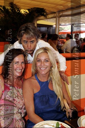 St Tropez 24 juli 2004
Angela Kluivert met Mariet v Mill en bedrijfsleider Tahiti