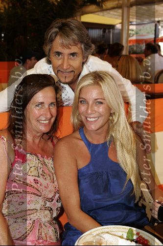St Tropez 24 juli 2004
Angela Kluivert met Mariet v Mill en bedrijfsleider Tahiti