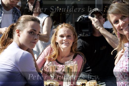 Amsterdam 28 juli 2004
opnames film PROFS op pc hooftstraat met Sophiel Hillebrand, Anke Engels, Froukje Jansen en Liesbeth Kamerling( hoogzwanger)