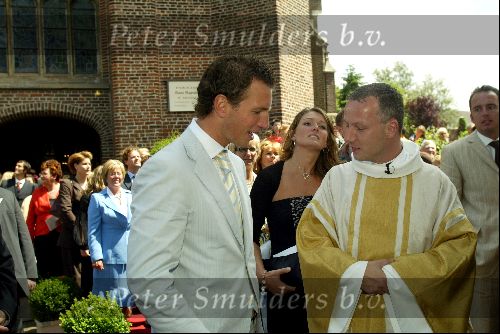 Heesch/Geffen 10 Juli 2004
Trouwen Ruud v Nistelrooy met zijn Leontien Slaats
Arnold Bruggink in besprekning met de pastoor voor\\\