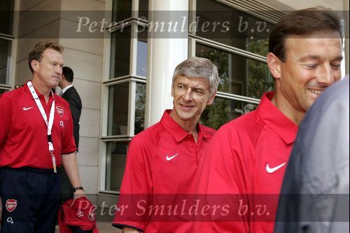 Amsterdam 30 juli 2004
Arsenal verlaat het Hilton hotel. 
Arsene Wenger