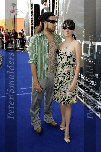 Amsterdam 29 juli 2004
Premiere I Robot in Pathe Arena.
Birgit Schuurman met vriend Arne met zonnebril en kussend