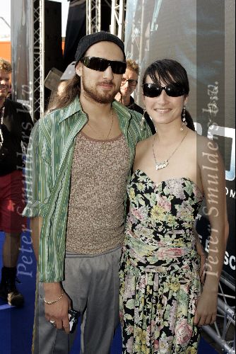 Amsterdam 29 juli 2004
Premiere I Robot in Pathe Arena.
Birgit Schuurman met vriend Arne met zonnebril en kussend