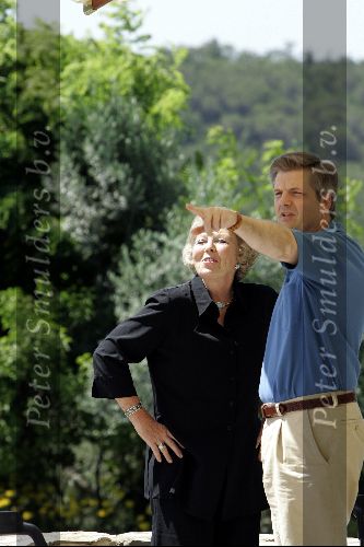 Tavernelle 9 juli 2004
Fotomoment op vakantie bij Prins Willem Alexander Maxima en prinses Amalia. Koningin Beatrix met Chris Breedveld
