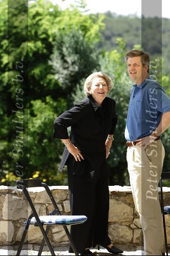 Tavernelle 9 juli 2004
Fotomoment op vakantie bij Prins Willem Alexander Maxima en prinses Amalia. Koningin Beatrix met Chris Breedveld