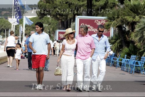 Cannes 19 juli 2004
Hans Breukhoven , Connie Breukhoven en Marvin Breukhoven en Edwin op boulevard van Cannes.