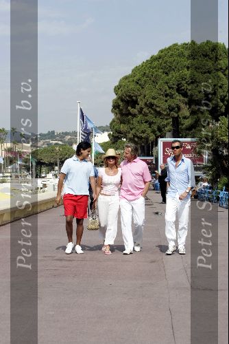 Cannes 19 juli 2004
Hans Breukhoven , Connie Breukhoven en Marvin Breukhoven en Edwin op boulevard van Cannes.