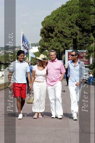 Cannes 19 juli 2004
Hans Breukhoven , Connie Breukhoven en Marvin Breukhoven en Edwin op boulevard van Cannes.