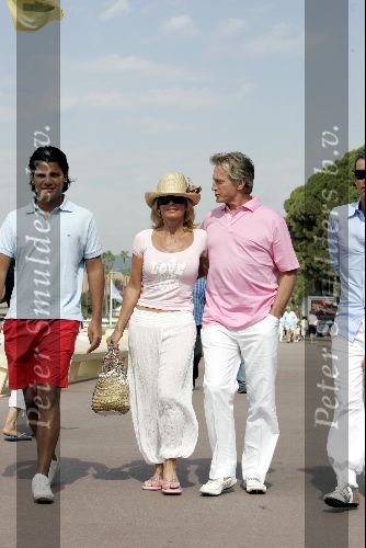 Cannes 19 juli 2004
Hans Breukhoven , Connie Breukhoven en Marvin Breukhoven en Edwin op boulevard van Cannes.