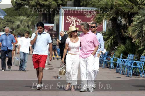 Cannes 19 juli 2004
Hans Breukhoven , Connie Breukhoven en Marvin Breukhoven en Edwin op boulevard van Cannes.