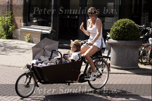 Amsterdam 3 augustus 2004
Danielle Overgaag met Tijmen en Fiene in bakfiets.