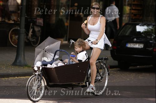 Amsterdam 3 augustus 2004
Danielle Overgaag met Tijmen en Fiene in bakfiets.