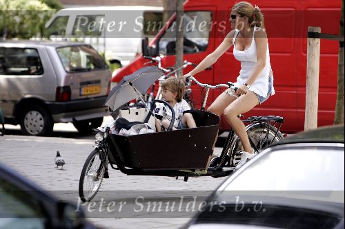 Amsterdam 3 augustus 2004
Danielle Overgaag met Tijmen en Fiene in bakfiets.