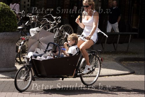 Amsterdam 3 augustus 2004
Danielle Overgaag met Tijmen en Fiene in bakfiets.