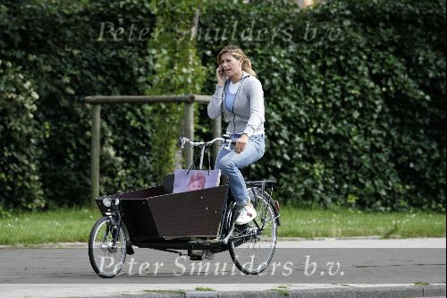 Amsterdam 26 juli 2004
Danielle Overgaag met gsm op bakfiets