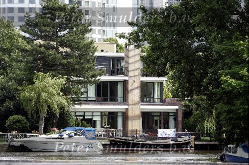 Amsterdam  27juli 2004
HuisReinout Oerlemans en Danielle Overgaag aan het water