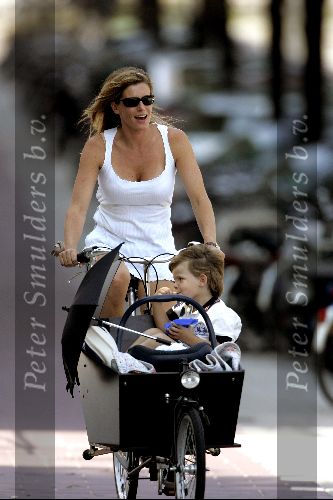 Amsterdam 29 juli 2004
Danielle Overgaag met Tijmen en Fiene in bakfiets