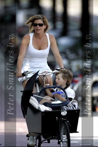 Amsterdam 29 juli 2004
Danielle Overgaag met Tijmen en Fiene in bakfiets