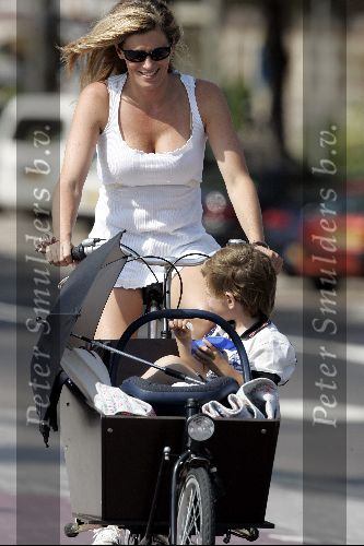 Amsterdam 29 juli 2004
Danielle Overgaag met Tijmen en Fiene in bakfiets