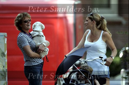 Amsterdam 29 juli 2004
Danielle Overgaag met Tijmen en Fiene in bakfiets en met Simone Kleinsma met hondje