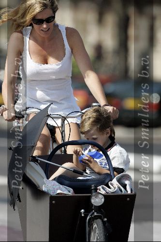 Amsterdam 29 juli 2004
Danielle Overgaag met Tijmen en Fiene in bakfiets