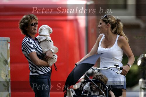 Amsterdam 29 juli 2004
Danielle Overgaag met Tijmen en Fiene in bakfiets en met Simone Kleinsma met hondje