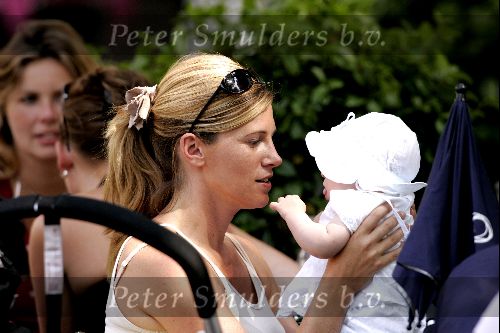 Amsterdam 29 juli 2004
Danielle Overgaag met dochter Fiene