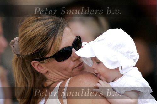 Amsterdam 29 juli 2004
Danielle Overgaag met dochter Fiene