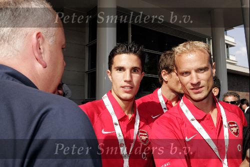 Amsterdam 30 juli 2004
Arsenal verlaat het Hilton hotel. 
Dennis Bergkamp en Robin v Persie
