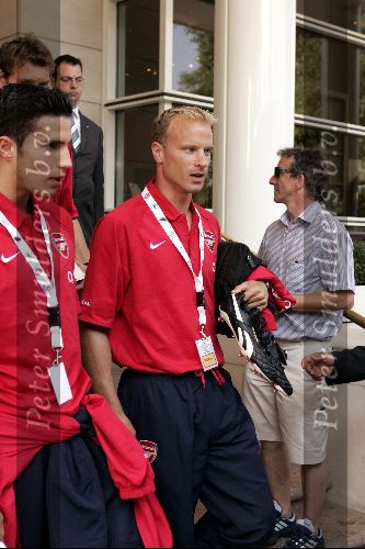 Amsterdam 30 juli 2004
Arsenal verlaat het Hilton hotel. 
Dennis Bergkamp en Robin v Persie
